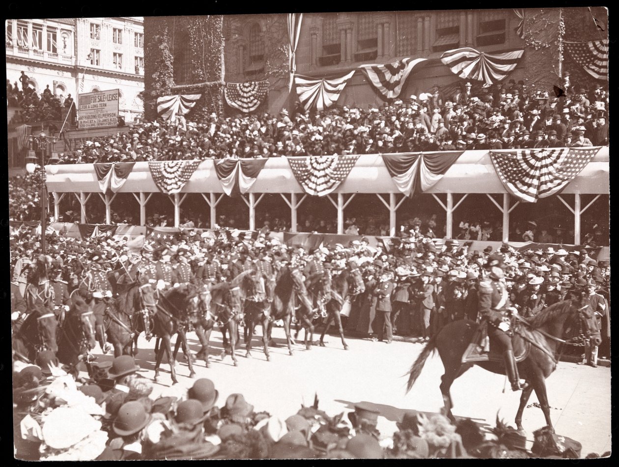 Utsikt över folkmassan och en beriden militärgrupp i Dewey Parade på Fifth Avenue, New York, 1899 (silvergelatintryck) av Byron Company
