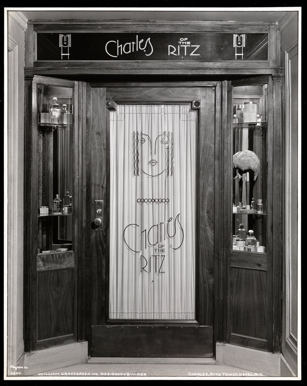 Vy över ingången till Charles of the Ritz skönhetssalong i Ritz Tower Hotel, Park Avenue och 57th Street, New York, 1932 (silvergelatintryck) av Byron Company