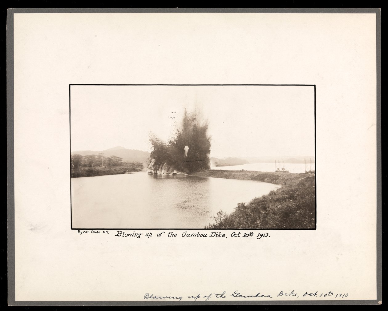 Utsikt över explosionen vid sprängningen av Gamboadiket, under byggandet av Panamakanalen, 10 oktober 1913 (silvergelatintryck) av Byron Company