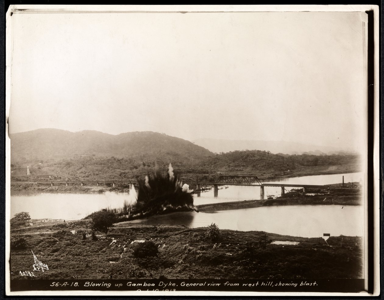 Utsikt över explosionen från att spränga Gamboa-vallen under byggandet av Panamakanalen, 1913 (silvergelatintryck) av Byron Company