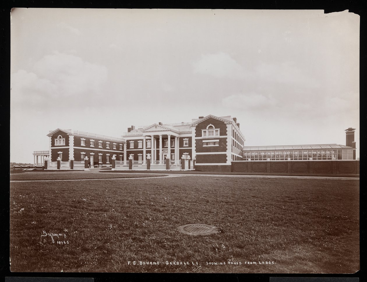Utsikt över huvudbyggnaden från logen, på F.G. Bournes gods i Oakdale, Long Island, New York, 1900 (silvergelatintryck) av Byron Company