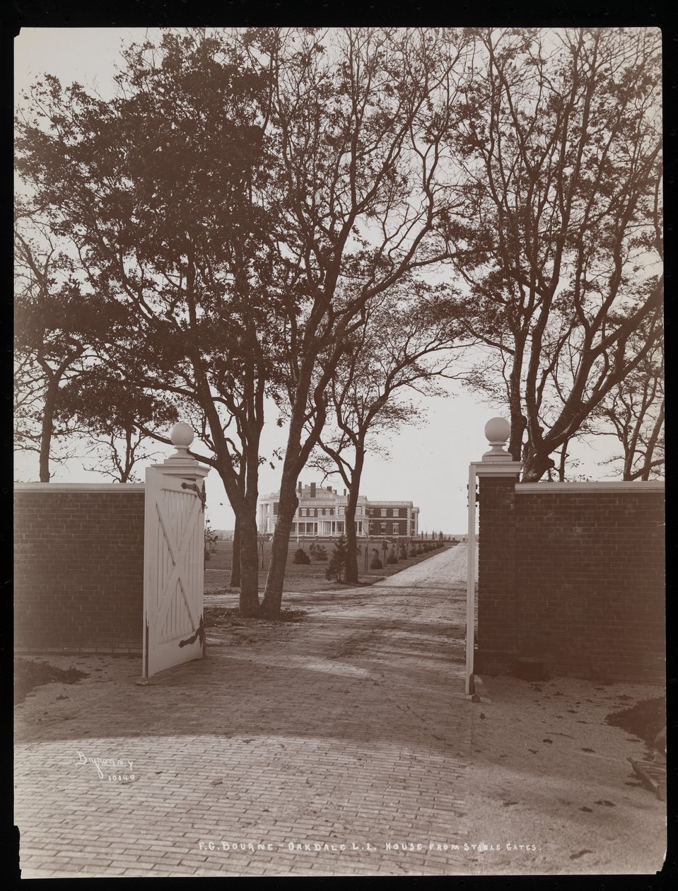 Utsikt över huvudhuset från stallportarna, på F.G. Bournes gods i Oakdale, Long Island, New York, 1900 (silvergelatintryck) av Byron Company