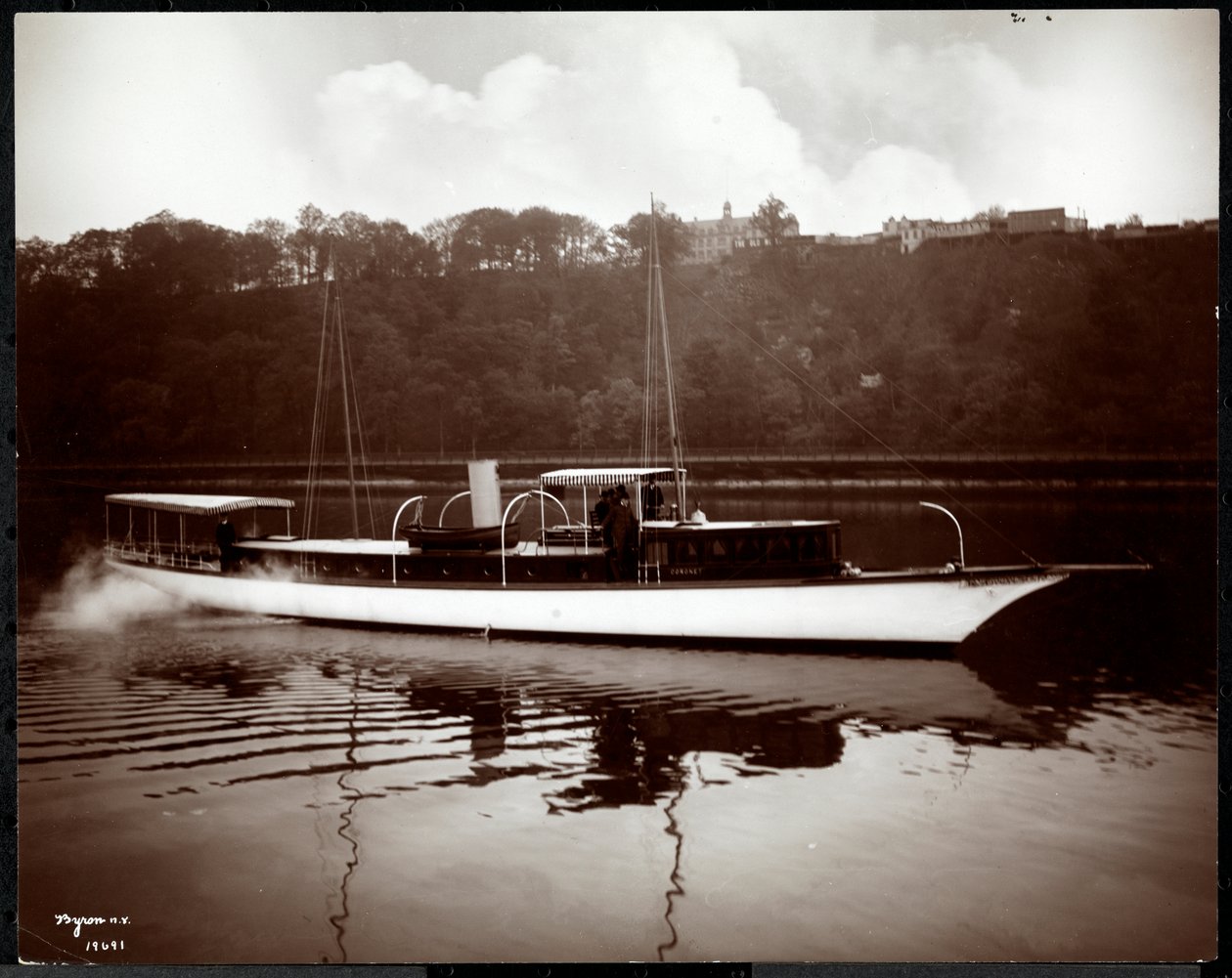 Vy av båten Coronet från New York Yacht, Launch und Engine Co. på Harlem River, New York, 1905 (silvergelatintryck) av Byron Company