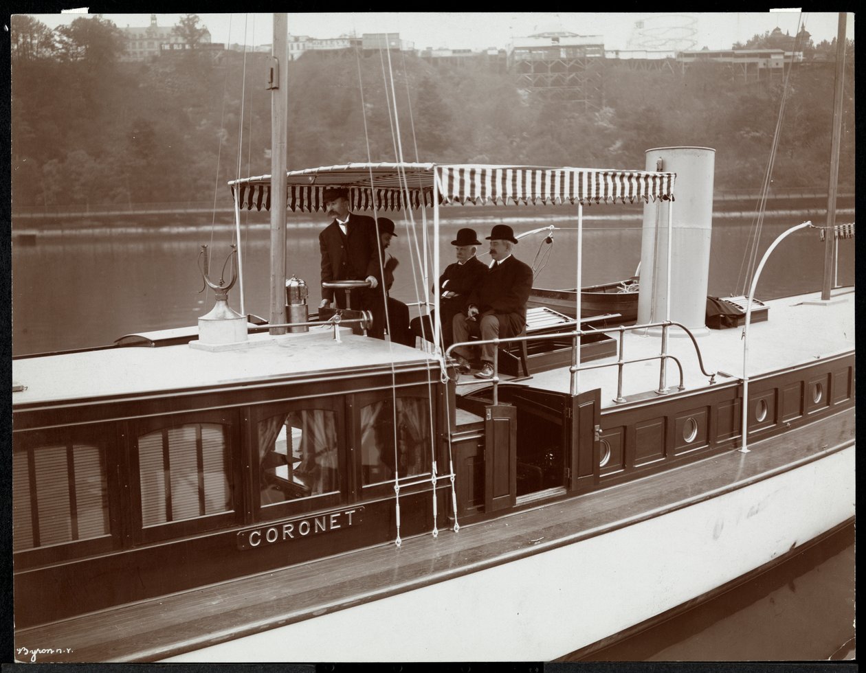 Utsikt över yachten Coronet of the New York Yacht, Launch und Engine Co. on the Harlem River, New York, 1905 (silvergelatintryck) av Byron Company