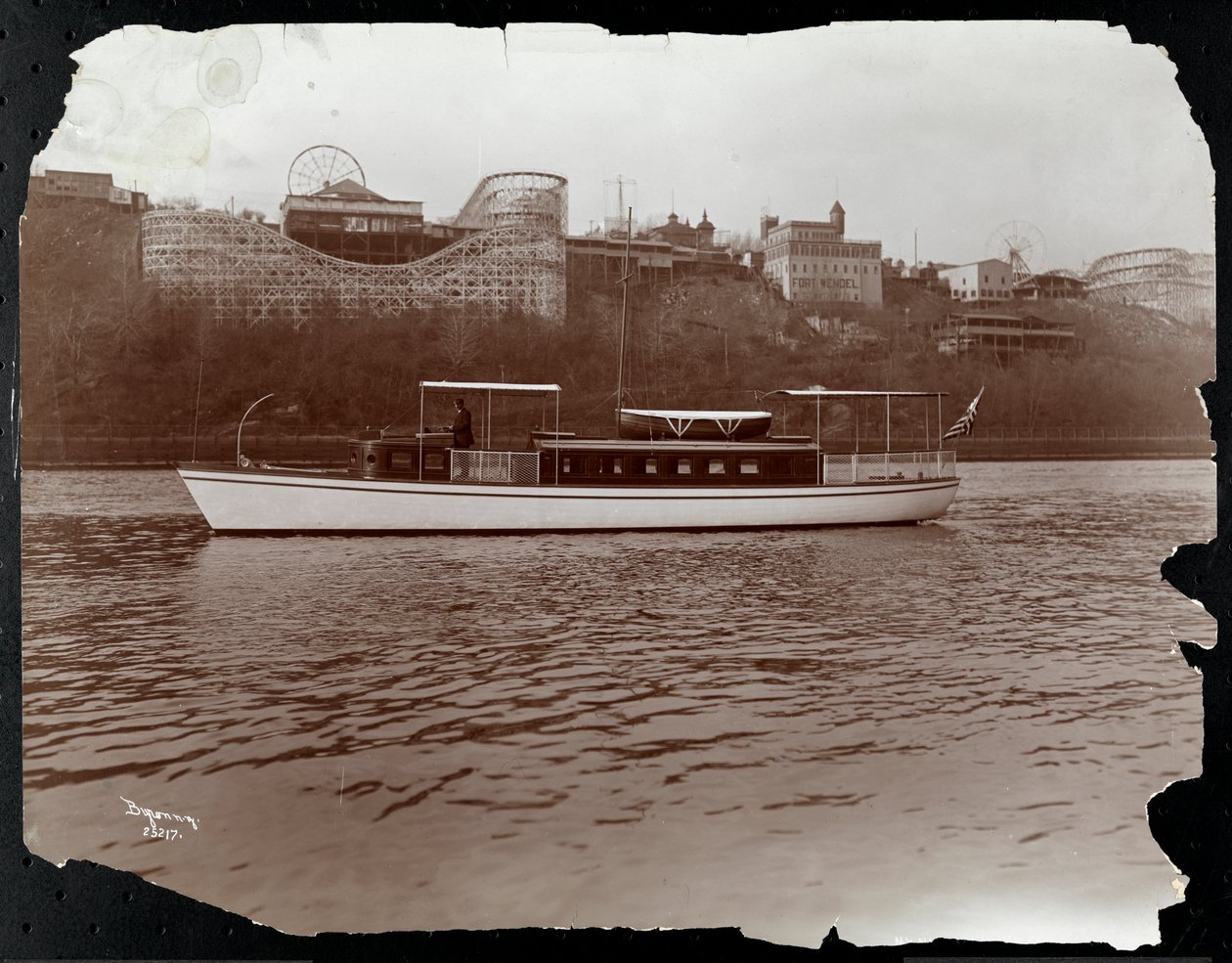 Utsikt över yachten Mousquetaire of the New York Yacht, Launch und Engine Co. på Harlem River, New York, 1905 (silvergelatintryck) av Byron Company