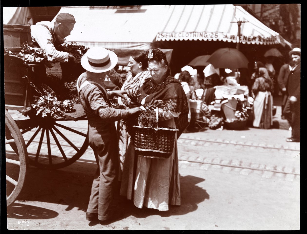 Vy över kvinnor som köper grönsaker från en handlare på gatan, New York, 1898 (silvergelatintryck) av Byron Company