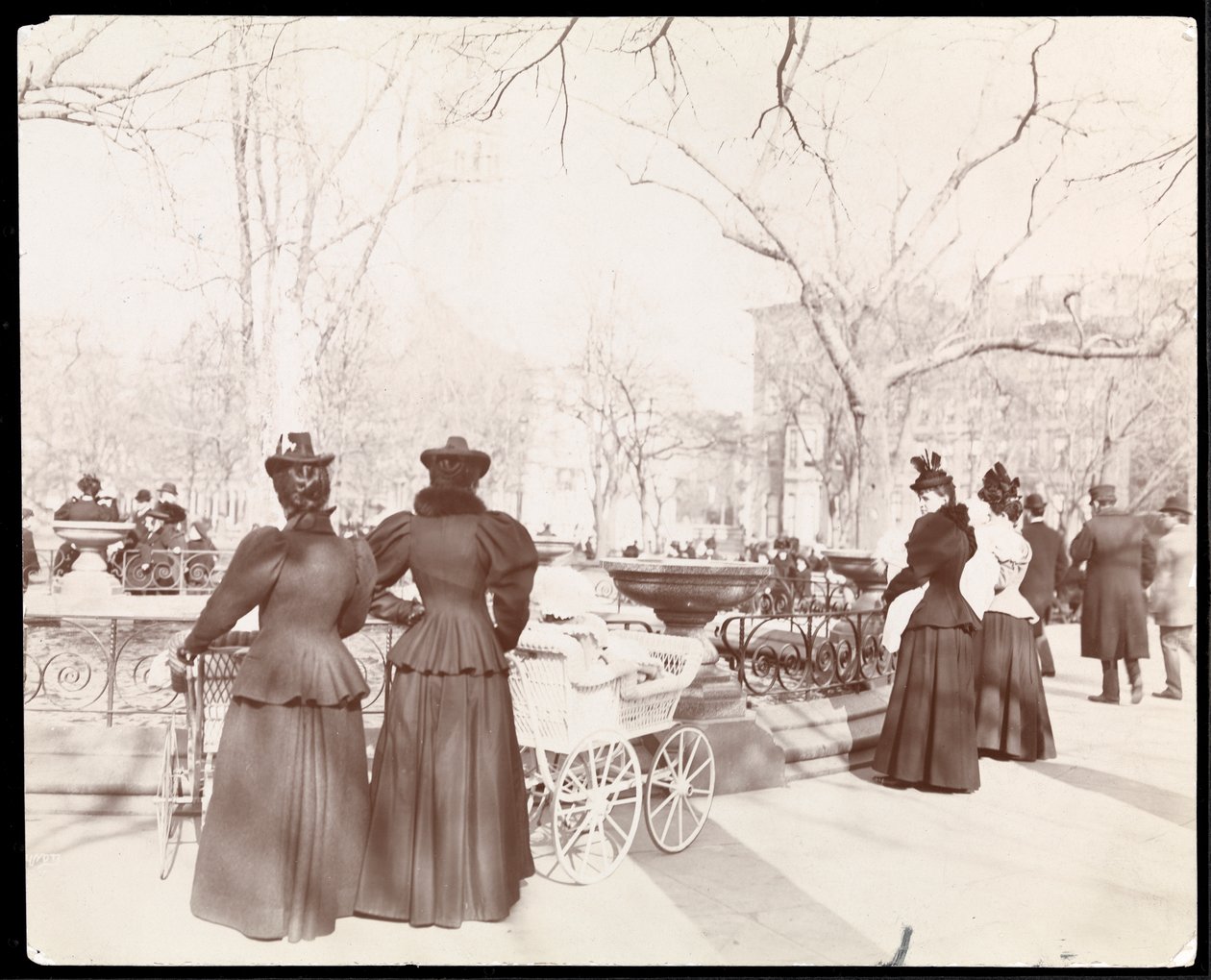 Vy över kvinnor med barnvagnar vid en fontän i Madison Square Park, New York, ca 1905 (silvergelatintryck) av Byron Company