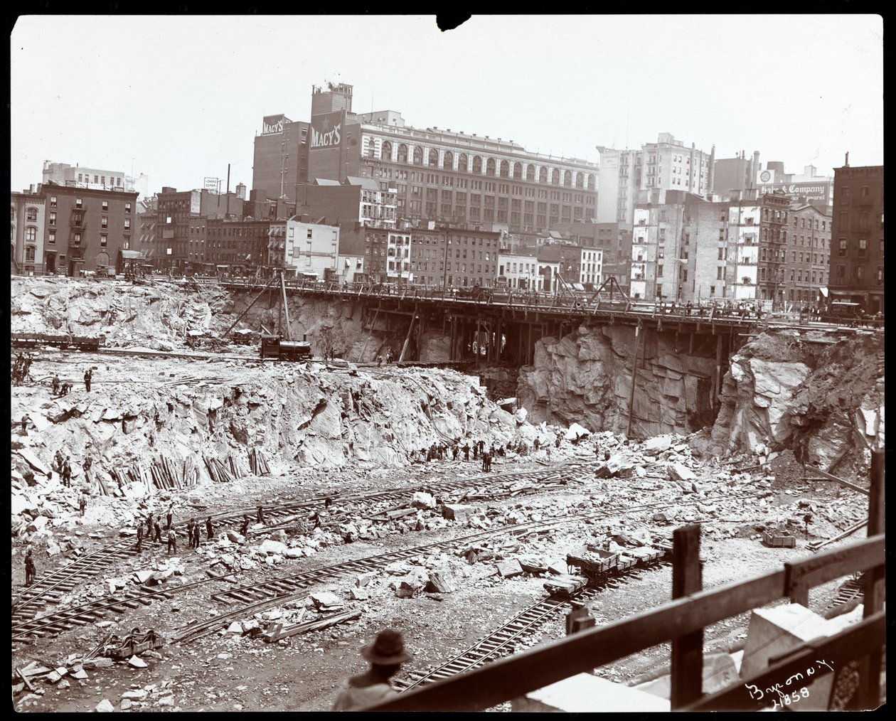 Utsikt över arbetare i den enorma utgrävningen för Pennsylvania Station, New York, 1906 (silvergelatintryck) av Byron Company