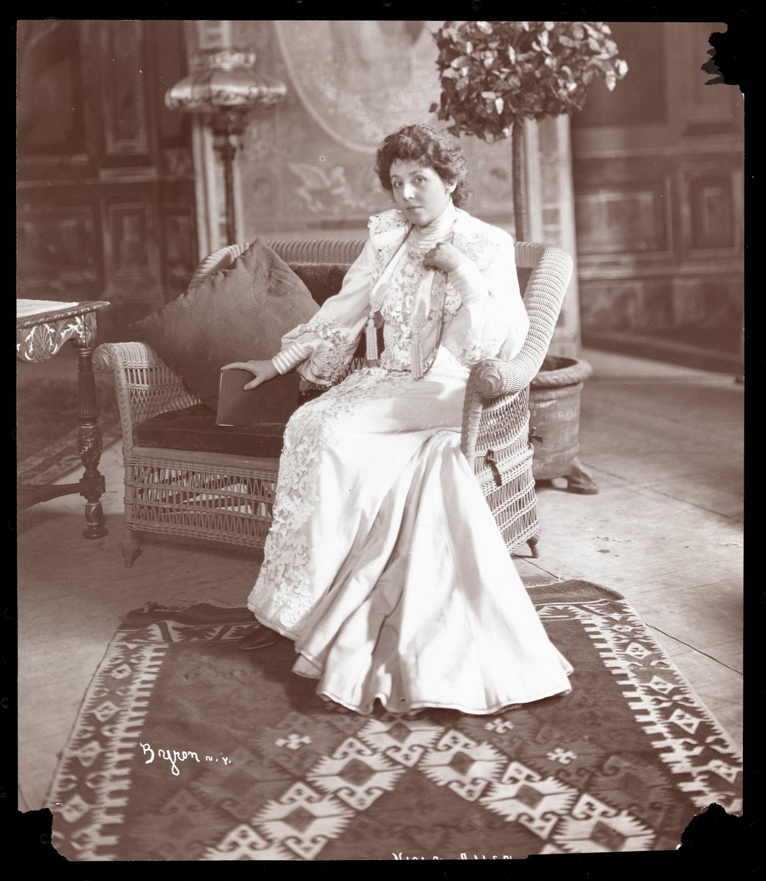 Viola Allen, ca 1903 (silvergelatintryck) av Byron Company