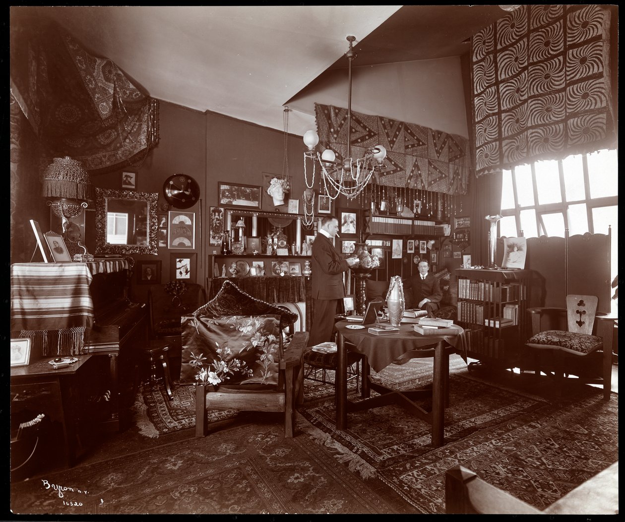 Will R. Barnes i sin ateljé, 1903 (silvergelatintryck) av Byron Company
