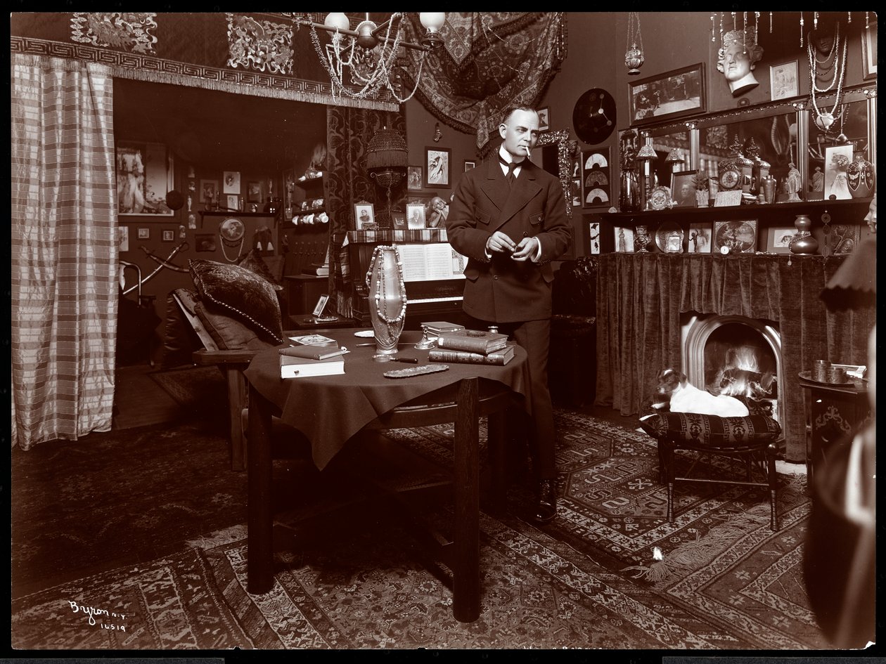 Will R. Barnes står vid ett bord i sin ateljé, 1903 (silvergelatintryck) av Byron Company