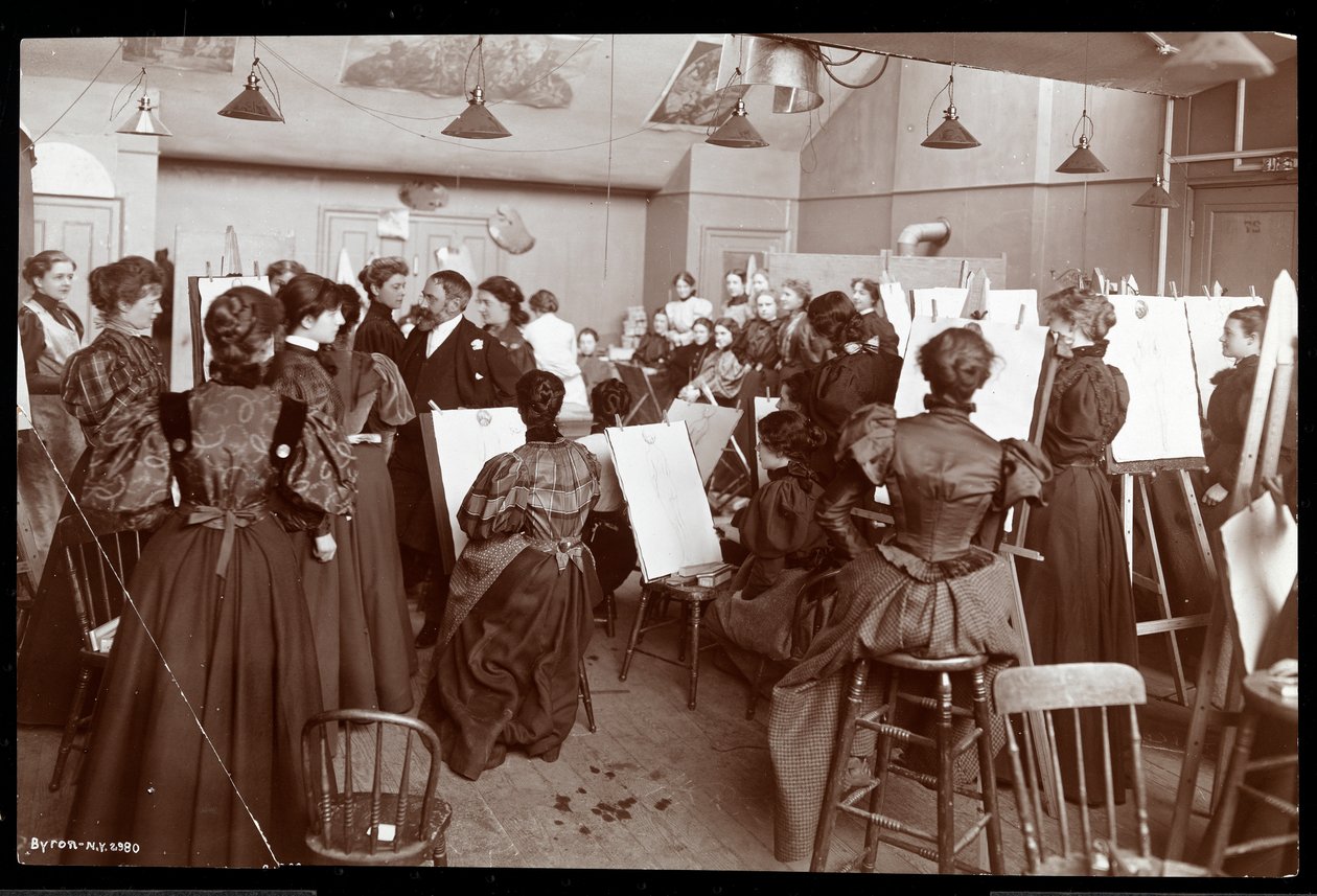 William Chase undervisade i en konstklass eller kvinnliga studenter, 1896-98 (silvergelatintryck) av Byron Company