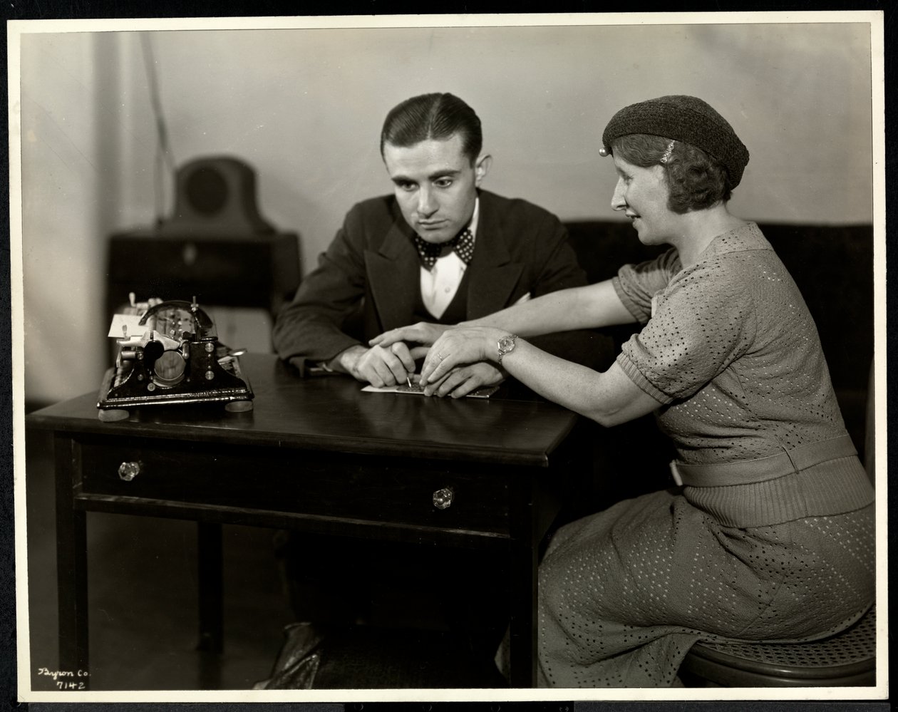 Kvinna som lärde en blind man att läsa punktskrift på New York Association for the Blind, 111 East 59th Street, New York, 1935 (silvergelatintryck) av Byron Company