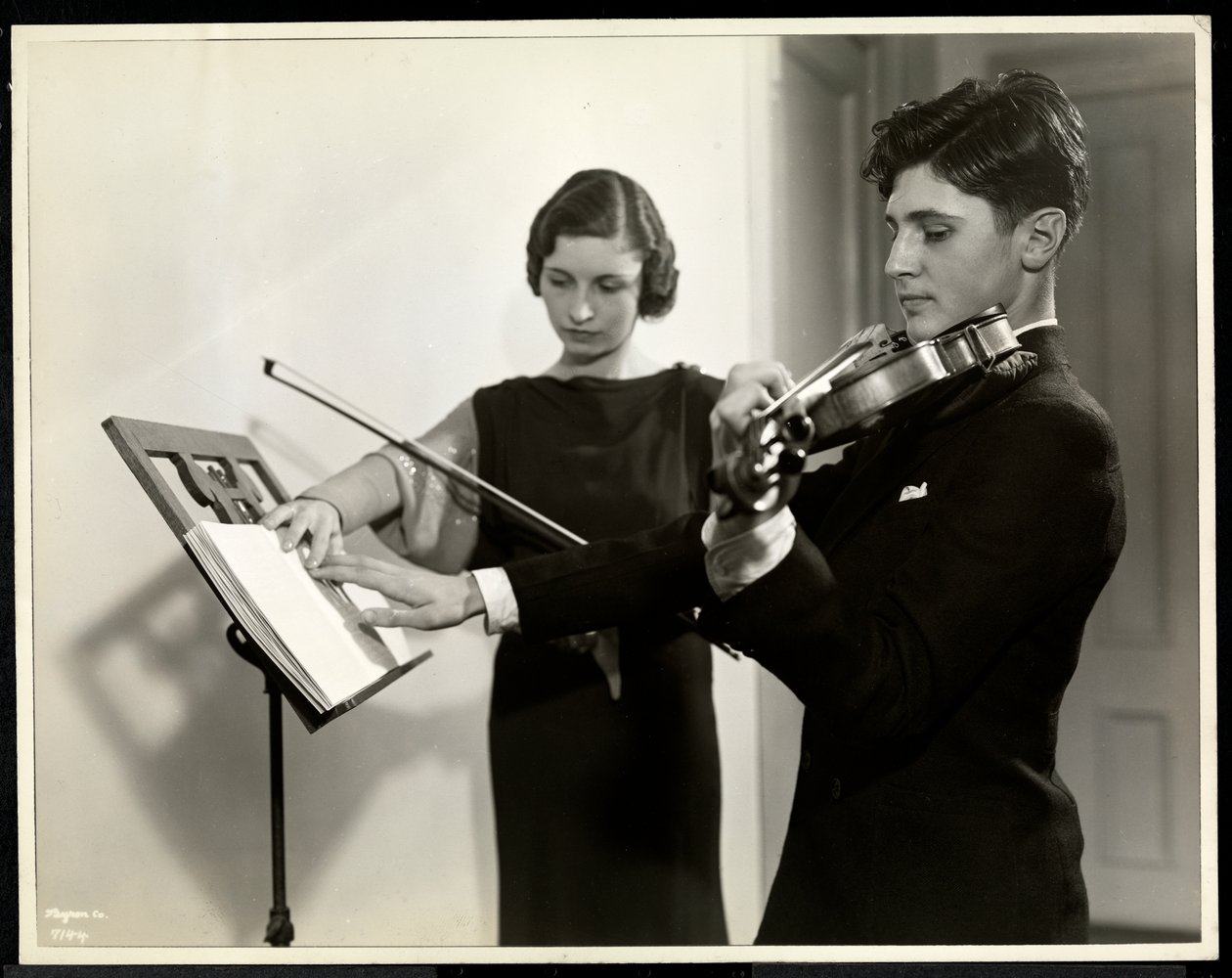 Kvinna som lär en blind ung man att spela fiol vid New York Association for the Blind, 111 East 59th Street, New York, 1936 (silvergelatinprint) av Byron Company
