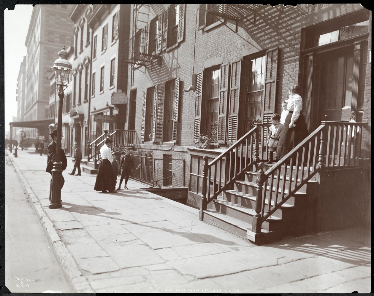 Kvinnor och barn på och i närheten av National Fruit und Flower Guild, 247 Spring Street, 1906 (silvergelatintryck) av Byron Company