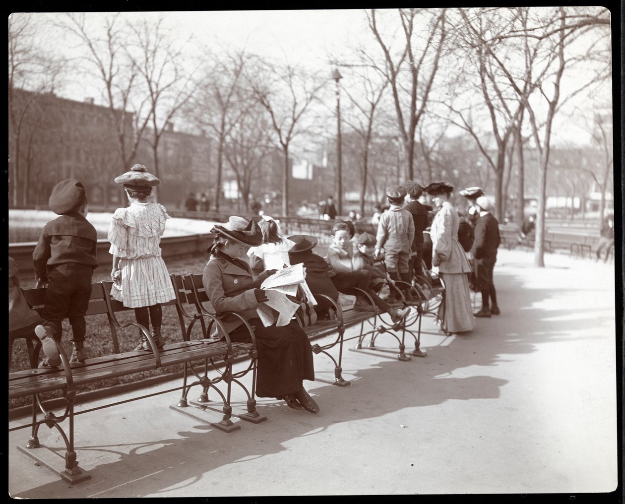 Kvinnor och barn på parkbänkar på Union Square, New York, 1903 (silvergelatintryck) av Byron Company