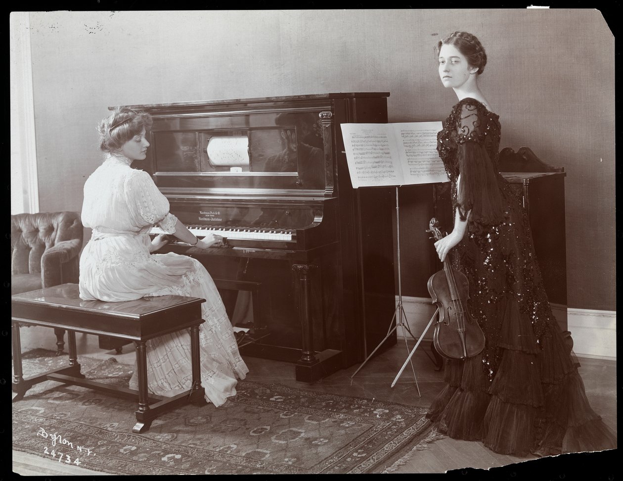 Kvinnor som spelar piano och fiol, New York, 1907 (silvergelatintryck) av Byron Company