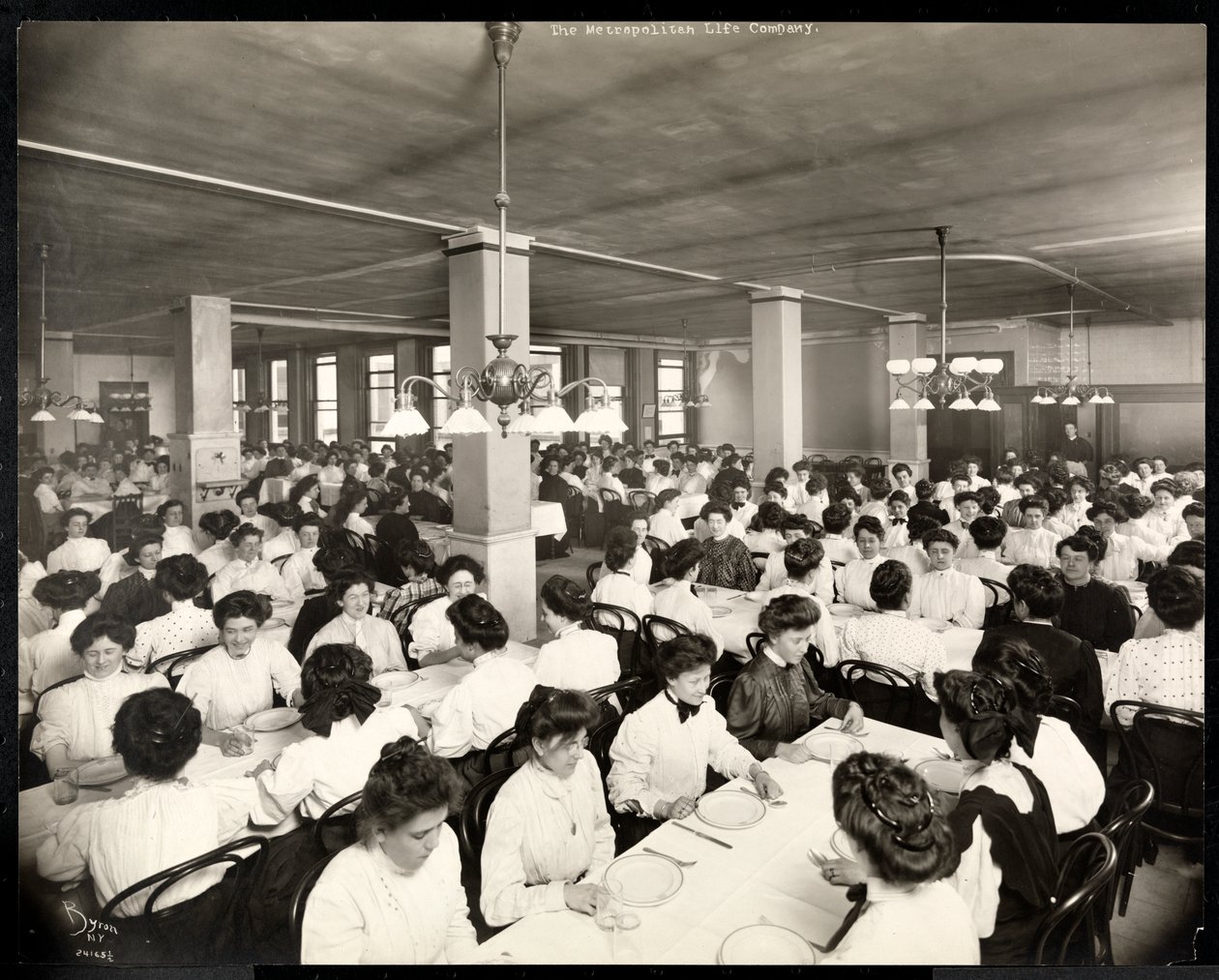 Kvinnor sitter för en måltid i matsalen på Metropolitan Life Insurance Co. på 23rd Street och Madison Avenue, New York, 1907 (silvergelatintryck) av Byron Company