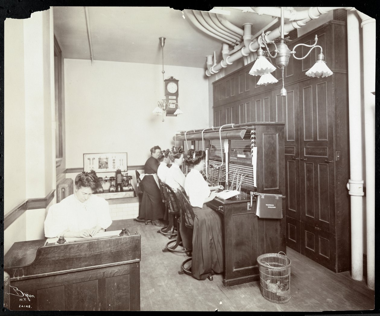 Kvinnor som arbetar vid växeln på Metropolitan Life Insurance Co. på 23rd Street och Madison Avenue, New York, 1907 (silvergelatintryck) av Byron Company
