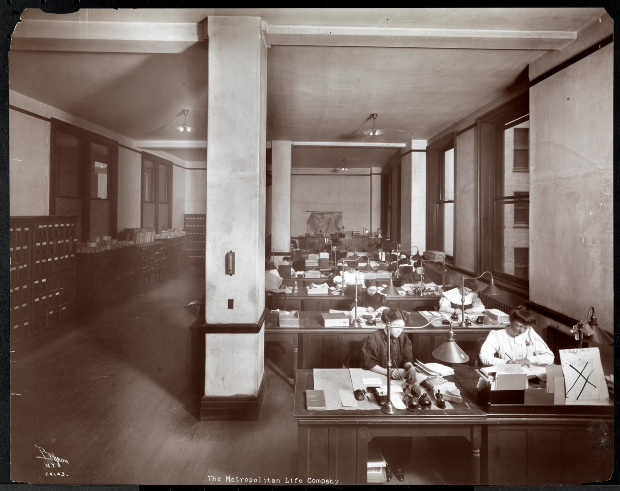Kvinnor som arbetar på ett kontor på Metropolitan Life Insurance Co. på 23rd Street och Madison Avenue, New York, 1907 (silvergelatintryck) av Byron Company