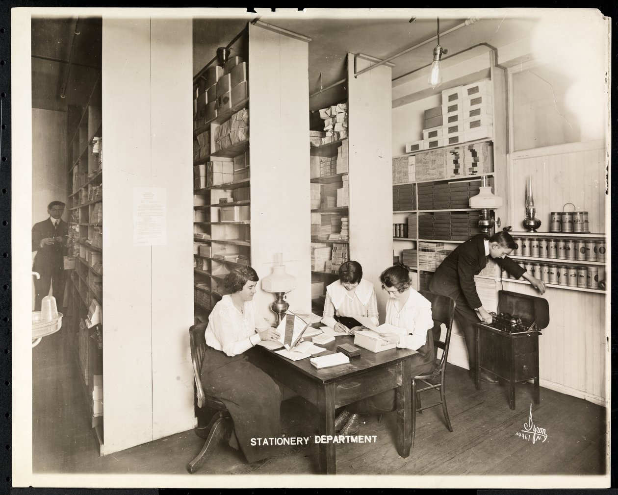 Kvinnor som arbetar på pappersvaruavdelningen på Mantle Lamp Co. of America, New York, 1915-16 (silvergelatinpapper) av Byron Company