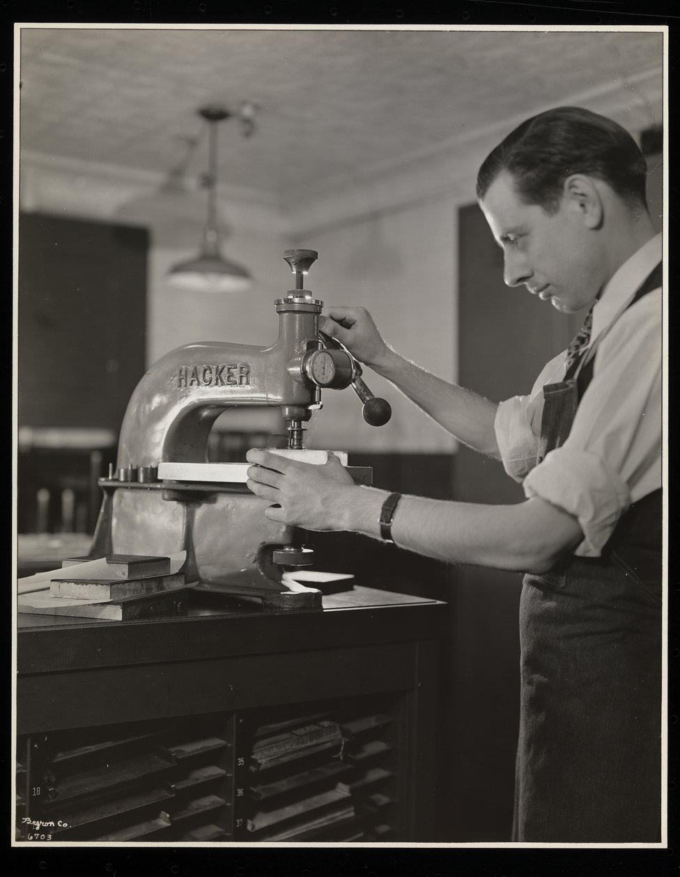 Arbetar på typ på Unz und Co., 24 Beaver Street, New York, 1932 (silvergelatintryck) av Byron Company