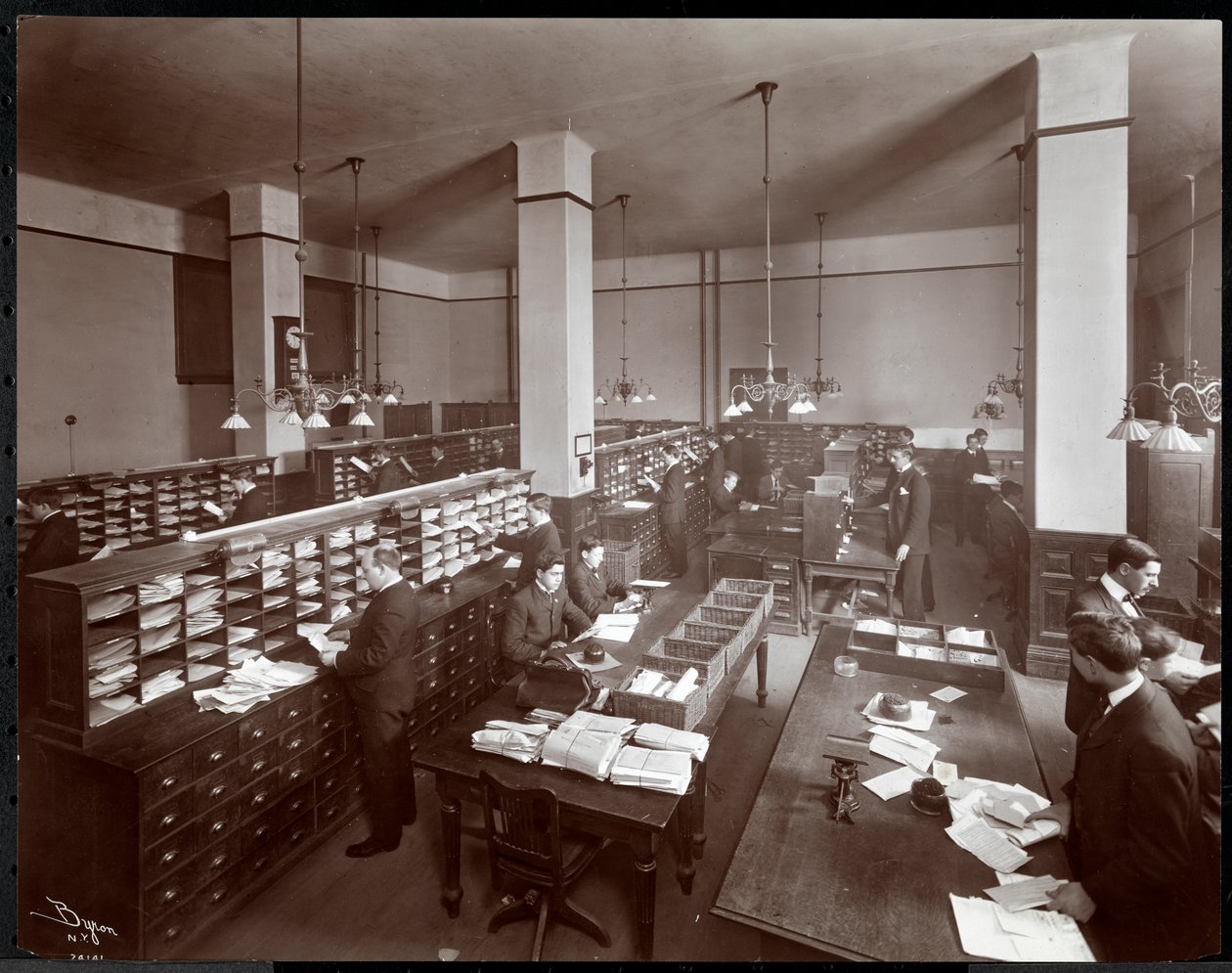Unga män som arbetar i ett postrum på Metropolitan Life Insurance Co. på 23rd Street och Madison Avenue, New York, 1907 (silvergelatintryck) av Byron Company
