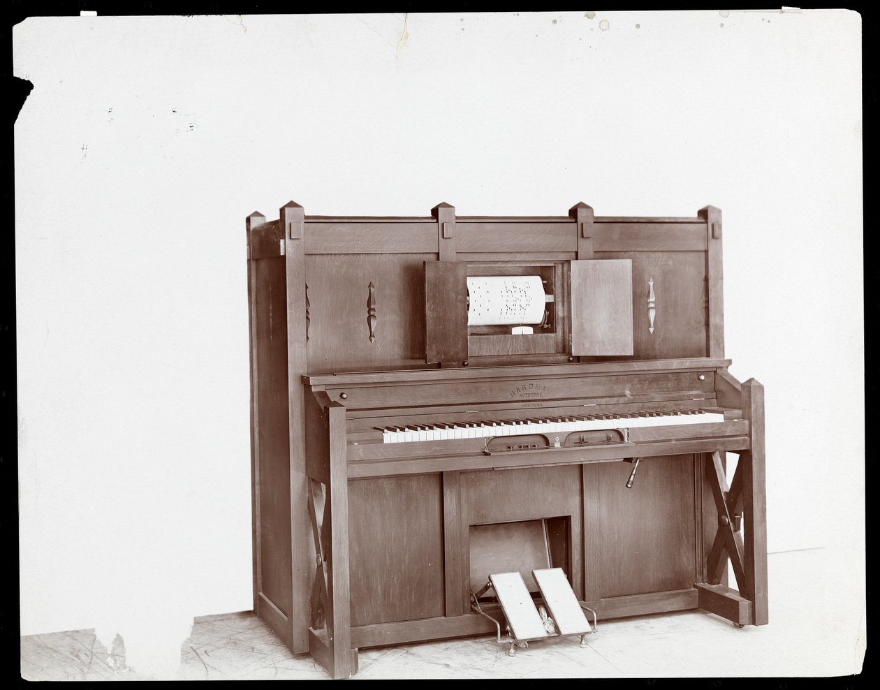 A Hardman Peck und Co.-spelare piano, 1907 (silvergelatintryck) av Byron Company