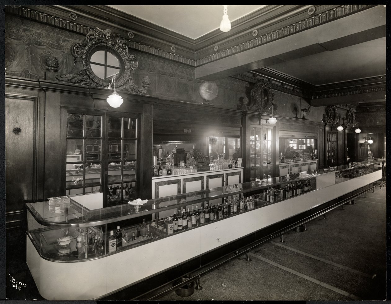 En bar på Robert Treat Hotel, Newark, New Jersey, 1916 (silvergelatintryck) av Byron Company