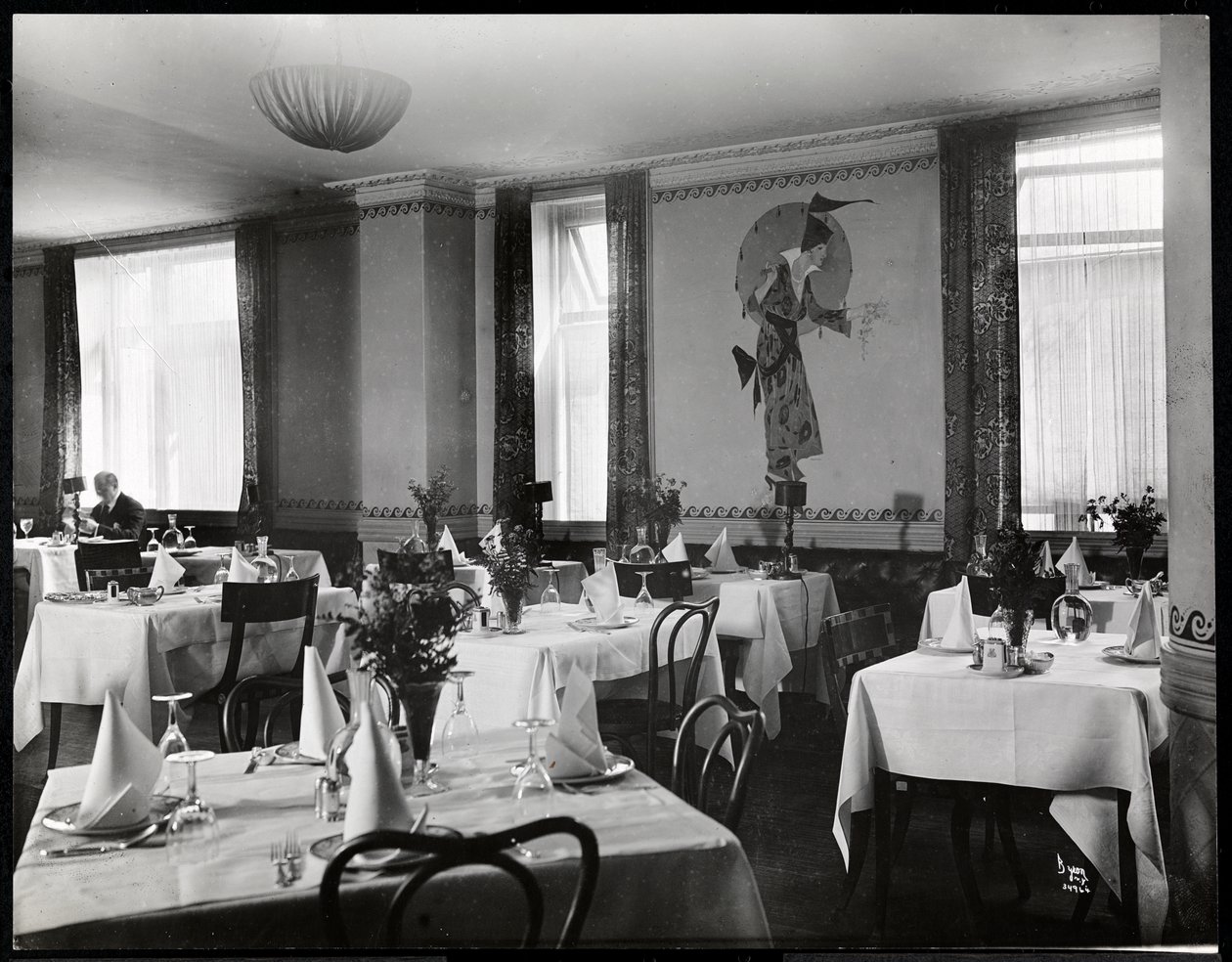 En matsal på Hotel Majestic, 1916 eller 1917 (silvergelatintryck) av Byron Company