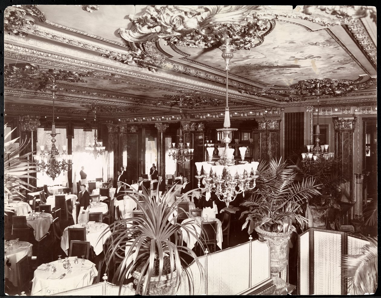 En matsal på Hotel Savoy, ca 1895-96 (silvergelatintryck) av Byron Company
