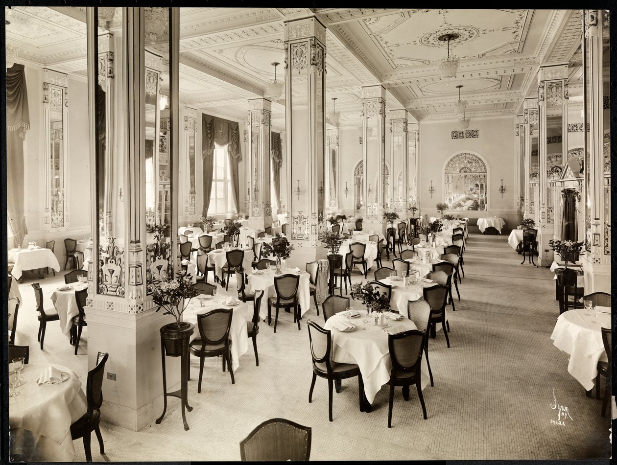 En matsal på Robert Treat Hotel, Newark, New Jersey, 1916 (silvergelatintryck) av Byron Company
