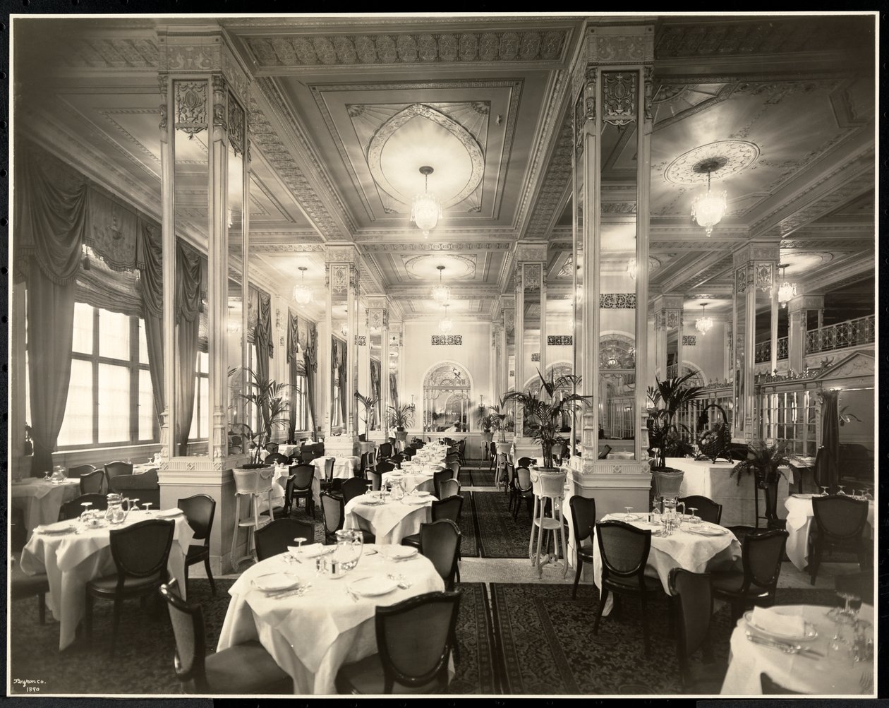 En matsal på Robert Treat Hotel, Newark, New Jersey, 1916 (silvergelatintryck) av Byron Company