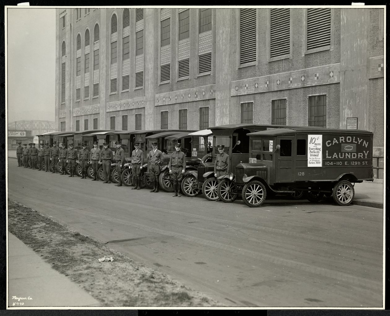 En rad leveransbilar parkerade utanför Carolyn Laundry på 111 East 128th Street, East Harlem, New York, 1929 (silvergelatintryck) av Byron Company