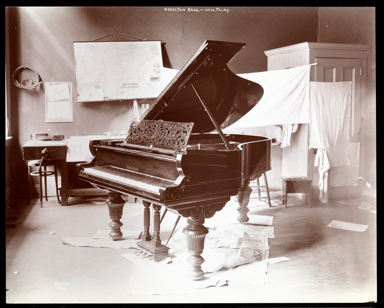 Ett piano av Hazelton Brothers Piano Co. på University Place, New York, 1898 (silvergelatintryck) av Byron Company