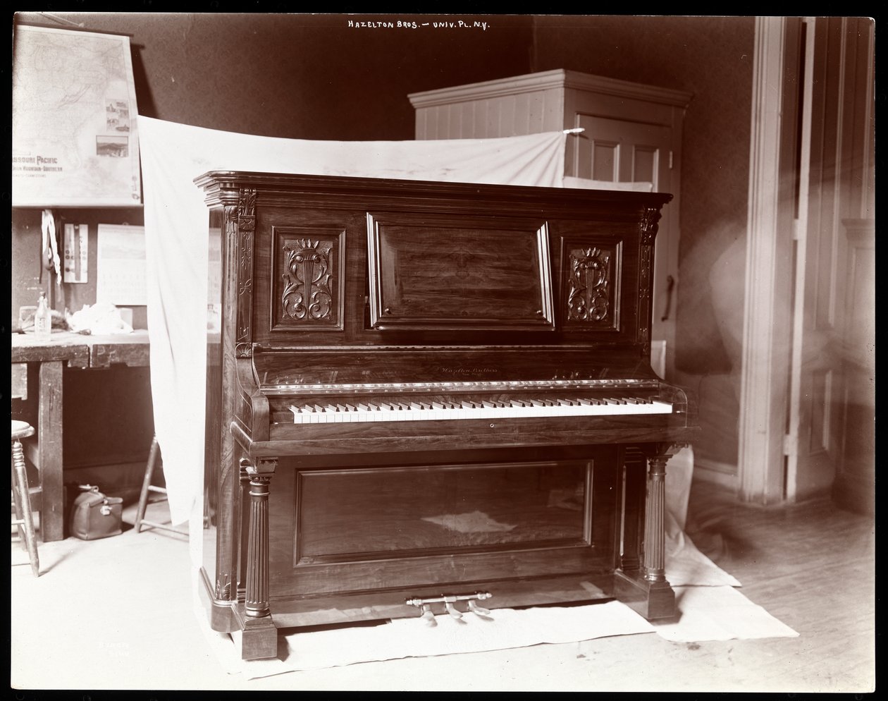Ett piano av Hazelton Brothers Piano Co. på University Place, New York, 1898 (silvergelatintryck) av Byron Company