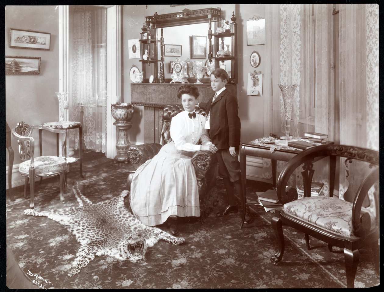 Ett rum på Hotel Cadillac, 1907 (silvergelatintryck) av Byron Company