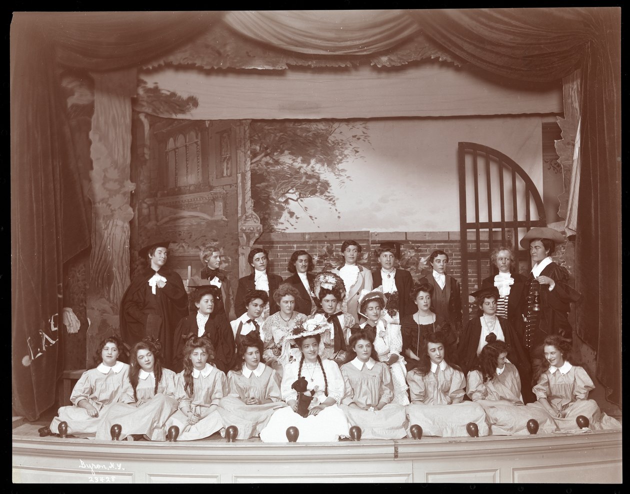 En scen från en amatörproduktion av en pjäs med titeln Angelina, The Orphaned Heiress presenterad på Barnard College, New York (silvergelatintryck) av Byron Company