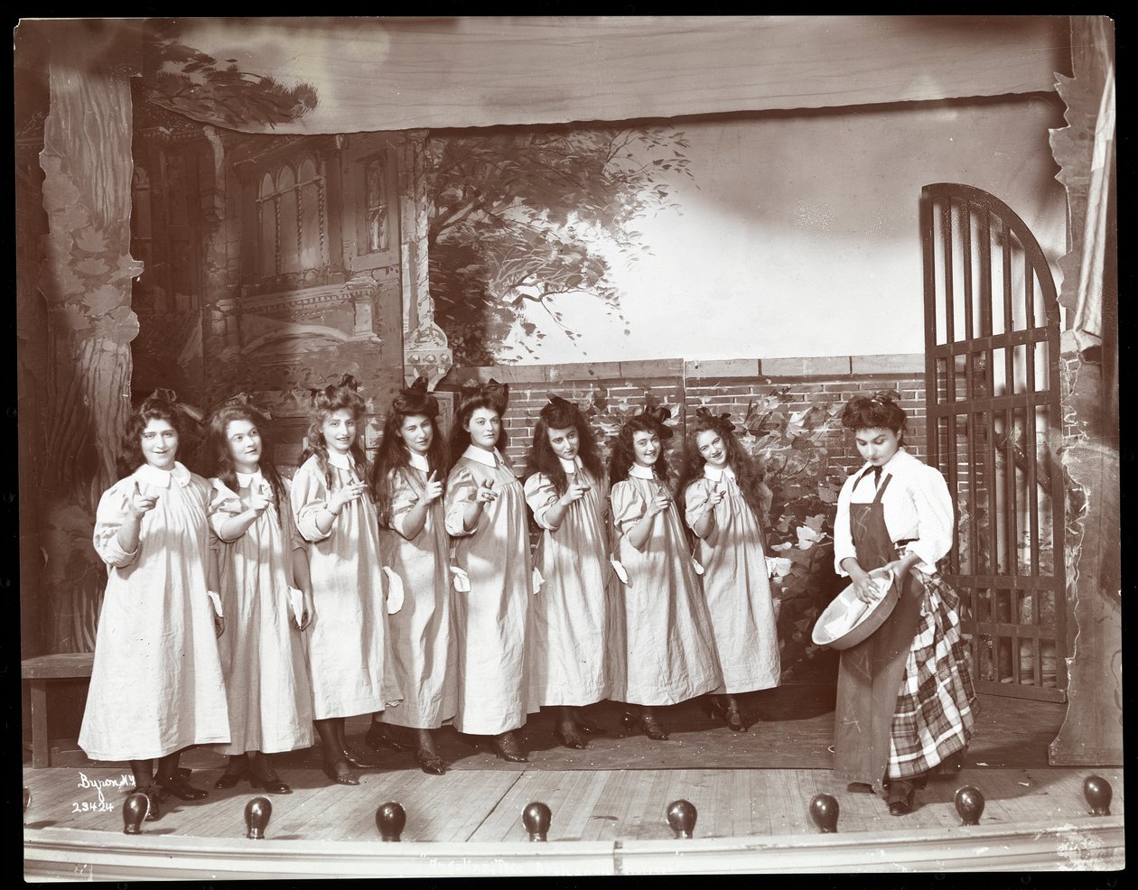 En scen från en amatörproduktion av en pjäs med titeln Angelina, The Orphaned Heiress presenterad på Barnard College, New York (silvergelatintryck) av Byron Company