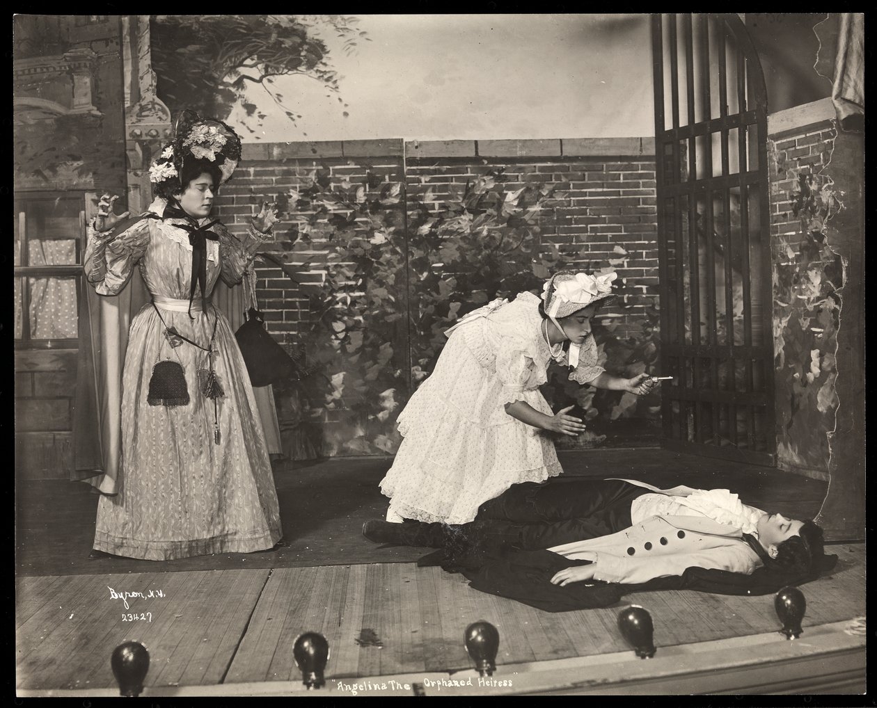 En scen från en amatörproduktion av en pjäs med titeln Angelina, The Orphaned Heiress presenterad på Barnard College, New York (silvergelatintryck) av Byron Company