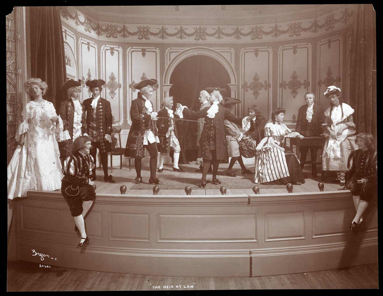 En scen från en amatörproduktion av en pjäs med titeln The Heir at Law presenterad på Barnard College, New York (silvergelatintryck) av Byron Company