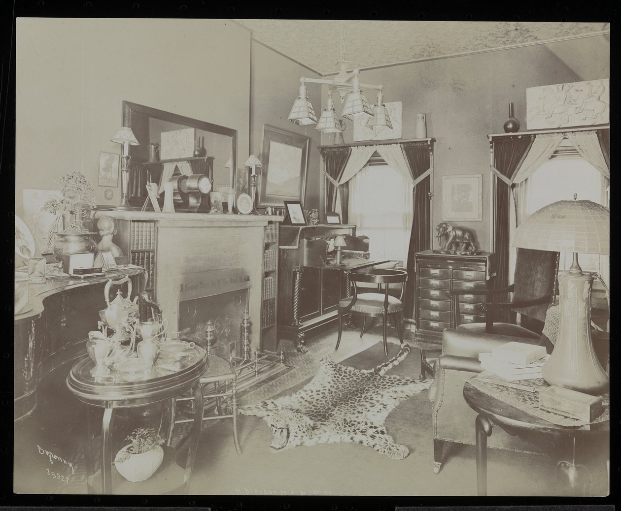 Ett vardagsrum i dramatikern Henry Martyn Blossoms hem, på 23 East 30th Street, New York, 1908 (silvergelatintryck) av Byron Company