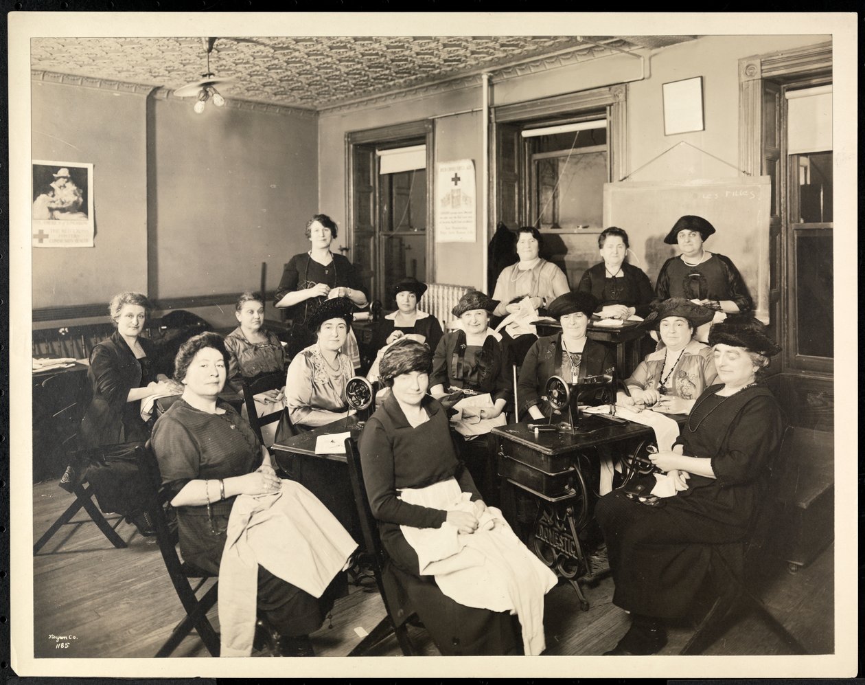 En kvinnlig sycirkel på 115 East 101st Street, East Harlem, New York, 1920 (silvergelatintryck) av Byron Company