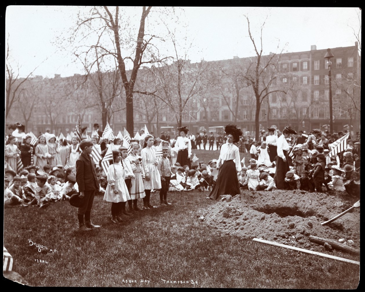 Vuxna och barn med flaggor runt ett nygrävt hål för en trädplantering på Arbor Day i Tompkins Square Park, New York, 1904 (silvergelatintryck). av Byron Company