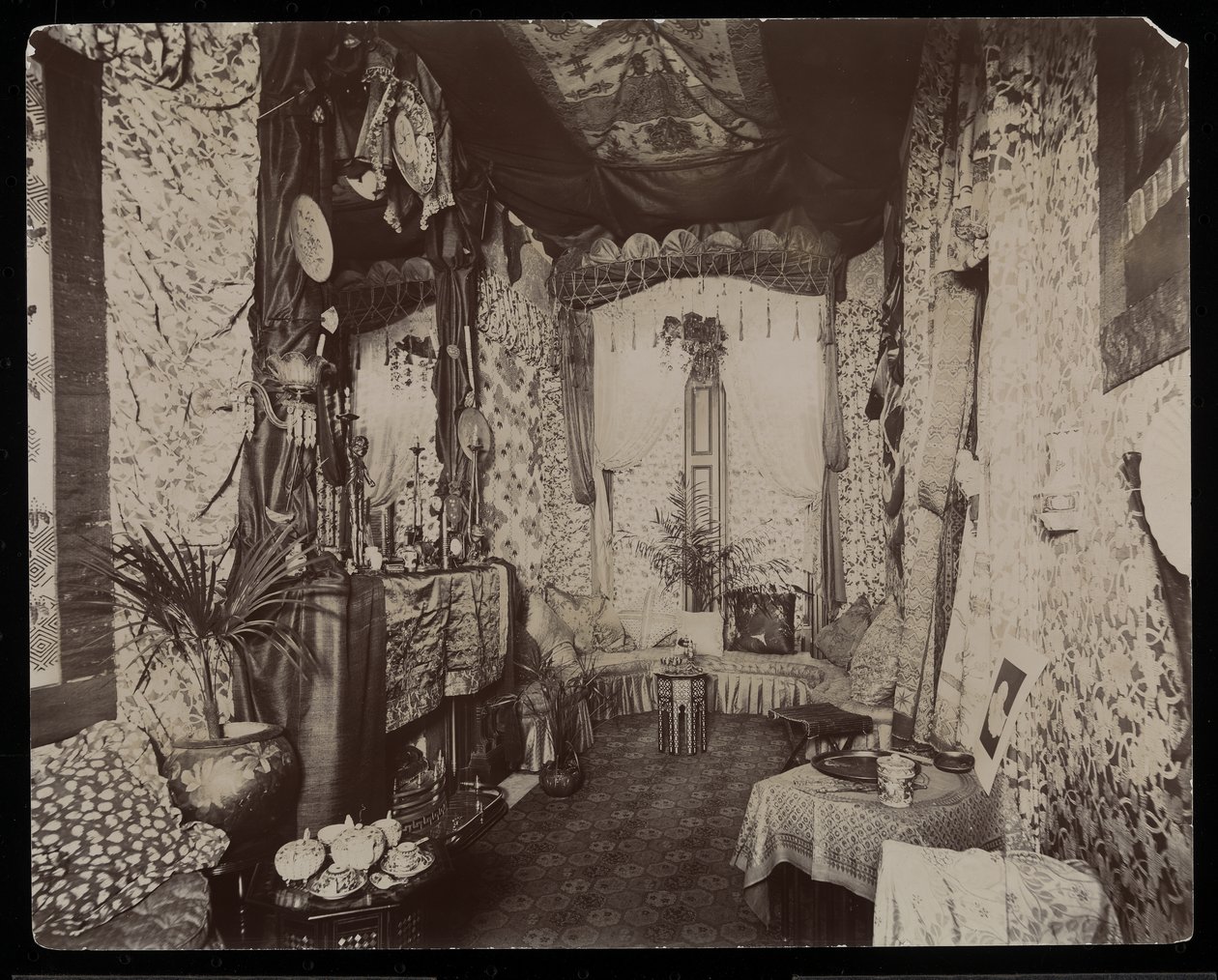 Ett utsmyckat vardagsrum i Blakely Halls bostad på 11 West 45th Street, New York, 1896-98 (silvergelatintryck) av Byron Company