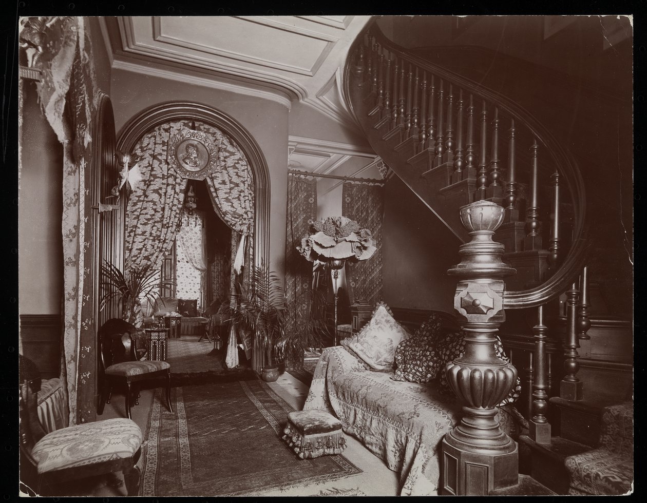 Ett utsmyckat vardagsrum i Blakely Halls bostad på 11 West 45th Street, New York, 1896-98 (silvergelatintryck) av Byron Company