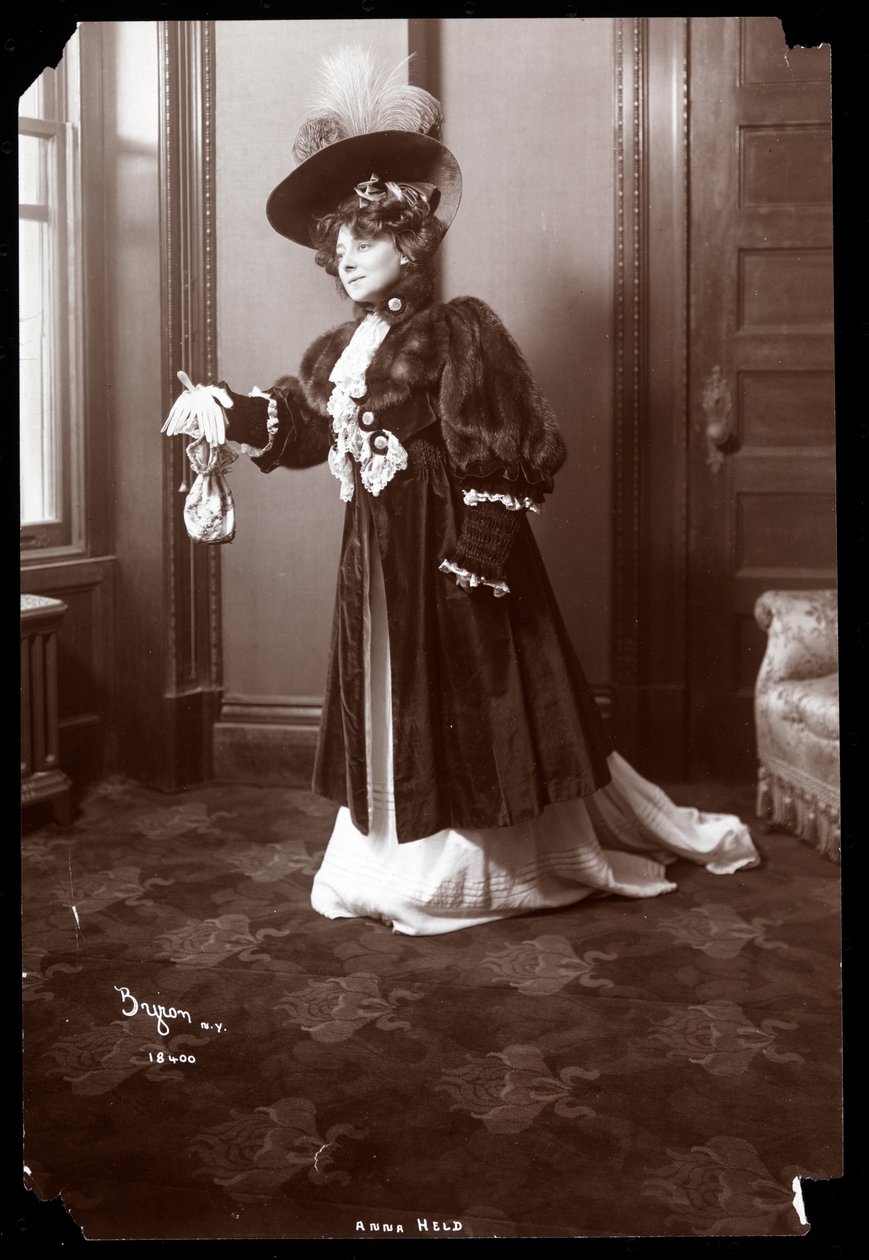Anna Held, 1904 (silver gelatin print) av Byron Company