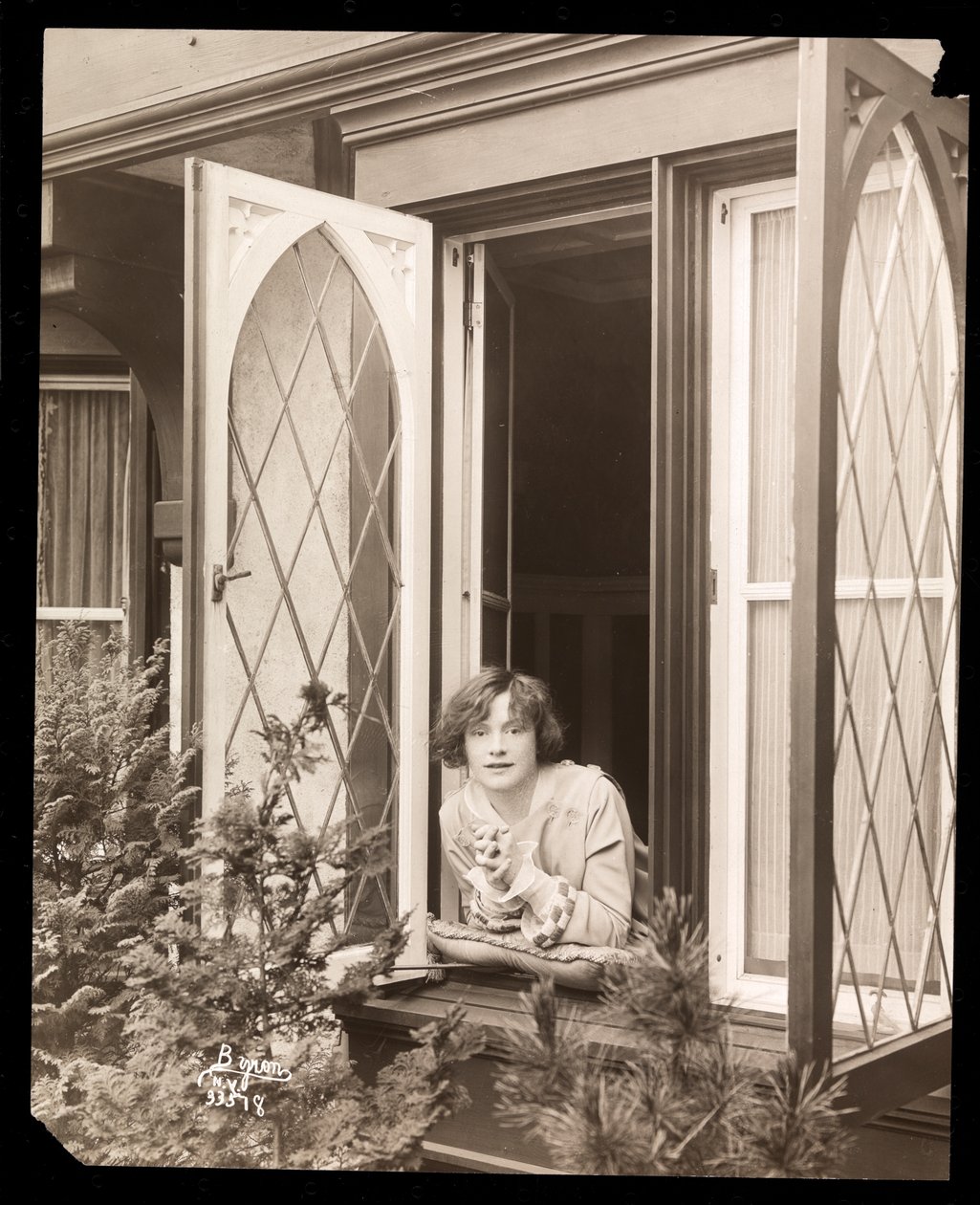 Anne Murdock i hemmet, ca 1915 (silvergelatintryck) av Byron Company