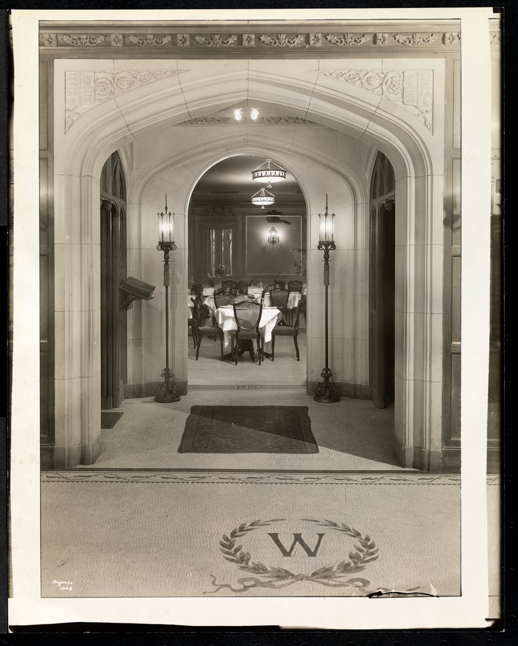 Valv som leder in till matsalen på Hotel Woodward, Broadway och 55th Street, New York, 1920 (silvergelatintryck) av Byron Company