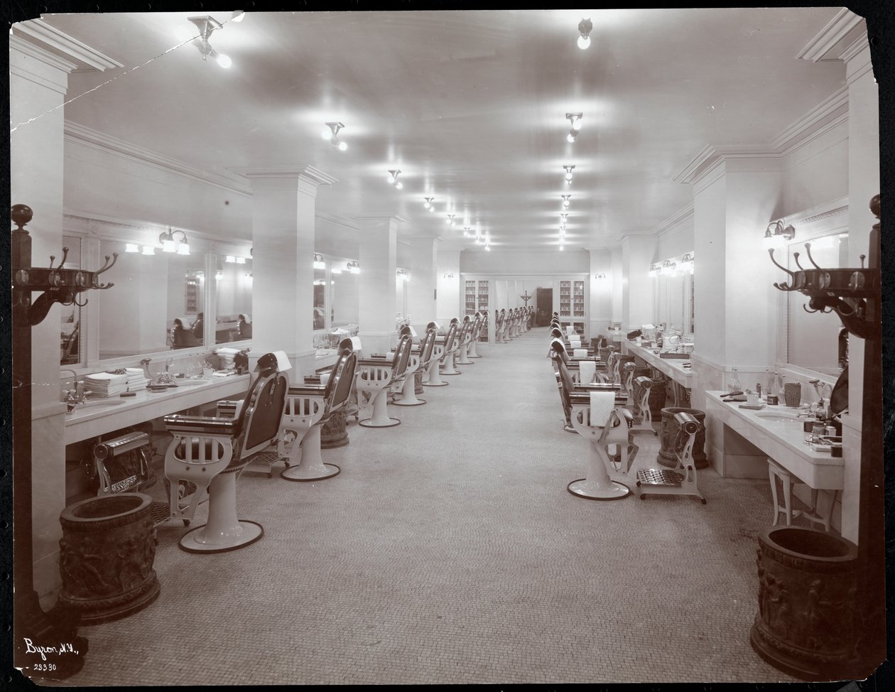 Frisersalong på Hotel Knickerbocker, 1906 (silvergelatintryck) av Byron Company